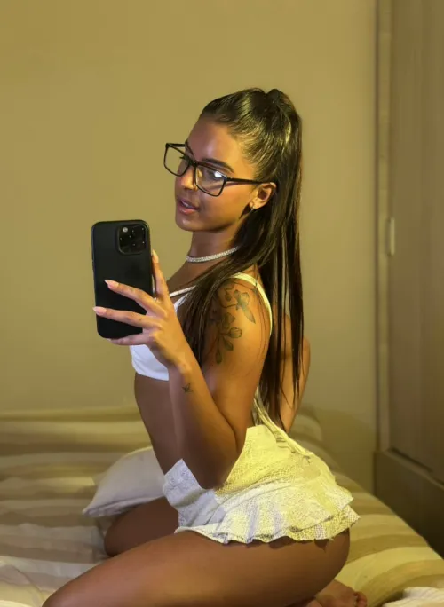 Wanna see this angel turns to a devil to satisfy your night?