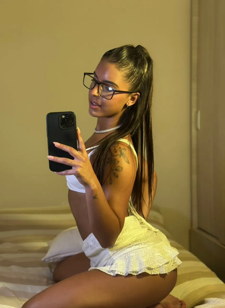 Wanna see this angel turns to a devil to satisfy your night?