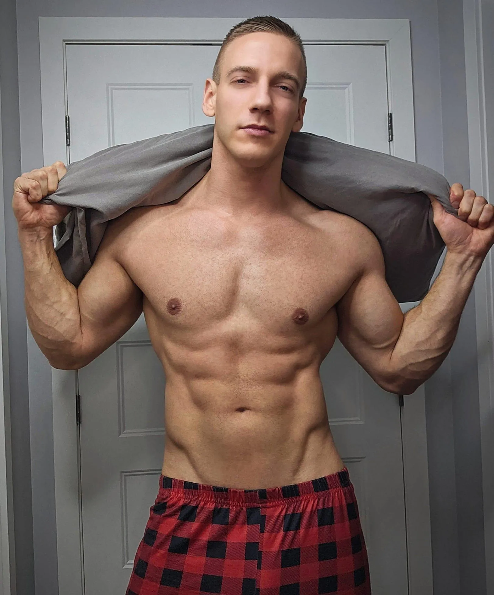 Would you worship Daddy's muscles 💪🏼😉..?