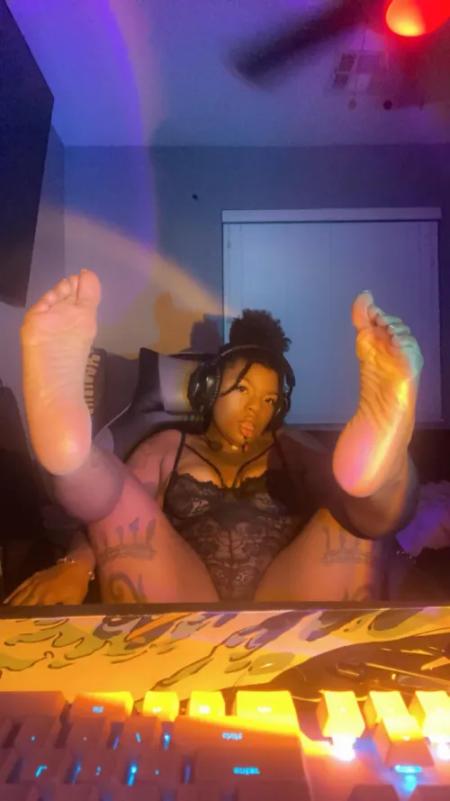 You’ll be spending your Saturday worshipping my meaty soles! 🧎🏻👣👅