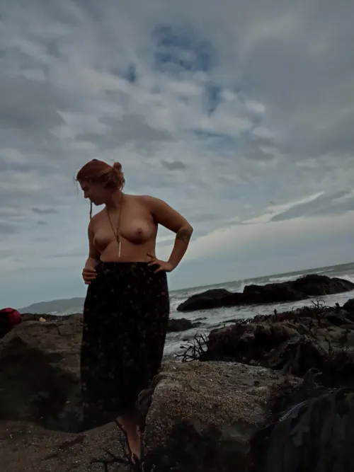 A lass preparing to take a dip in the icy Irish seas 🌊