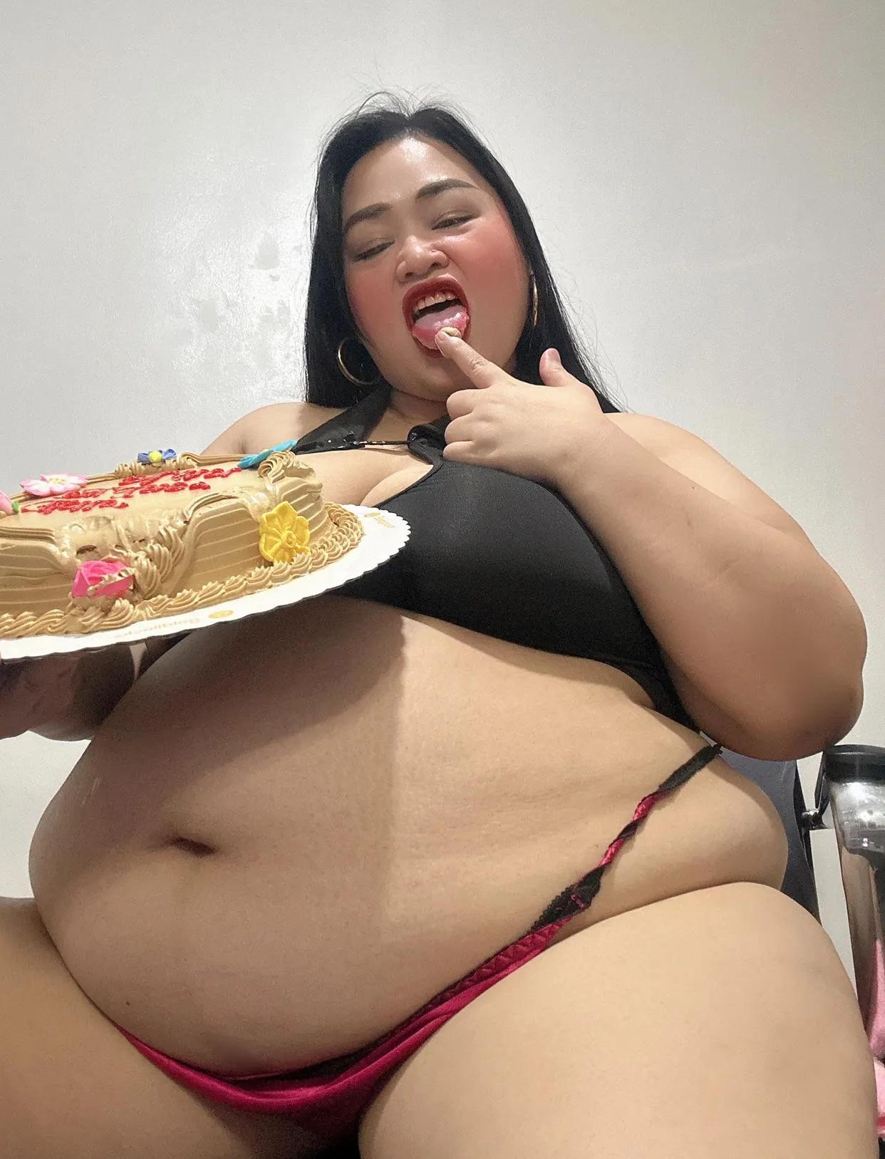 Get stuffed til I pop 🐽💕