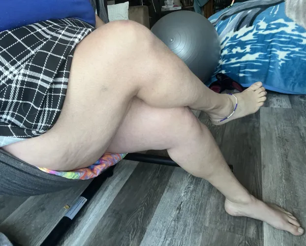 I’m always posting my giant natural titties, but I’m hoping y’all love legs too.