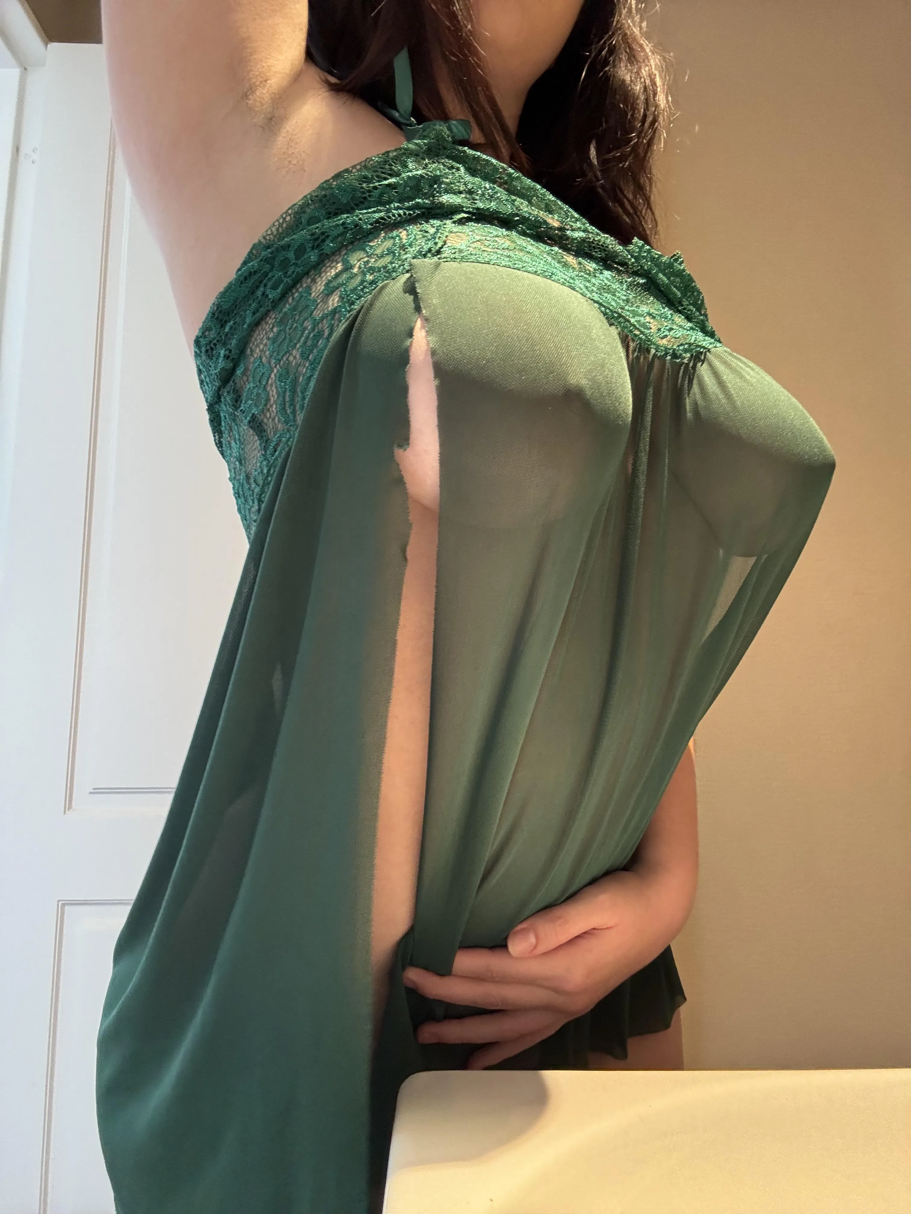 Invitá a tus amigos a casa y yo me voy a vestir muy sexy para ellos