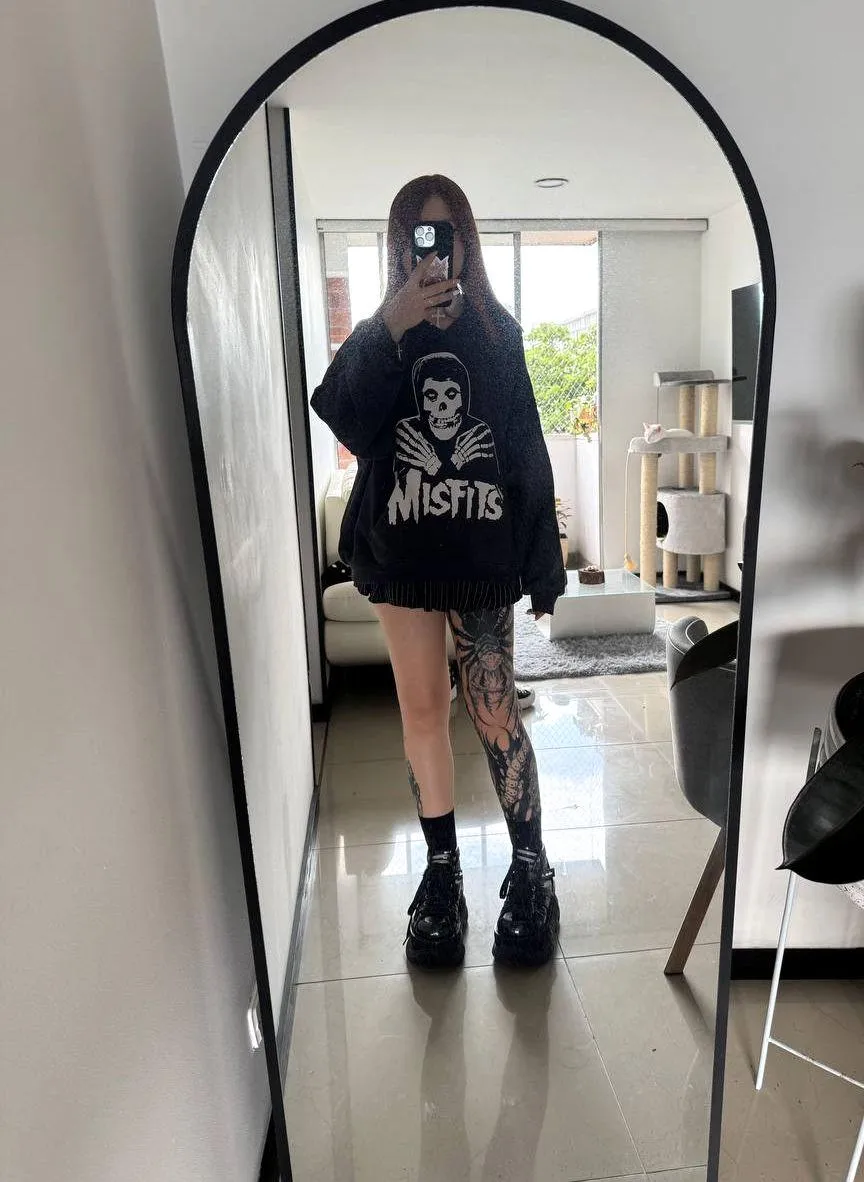 Long legs and black skirt, exactly like you dreamed 🖤