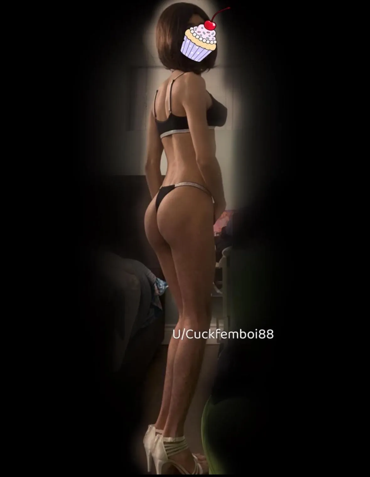 Looking to cam with clean shaven guys with long dick and make them cum. Aa jao mujhe apni raand banado