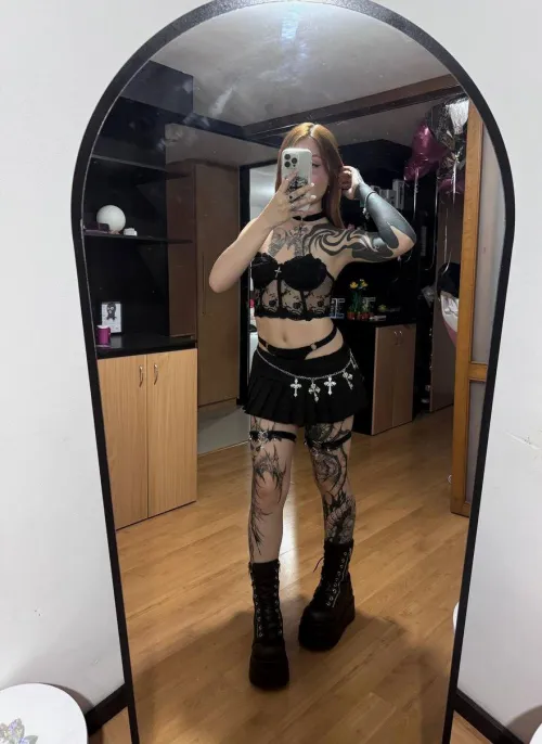 Pretty is fine and alt is fine, but what about pretty alt girl?