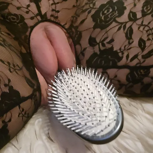 Pumped pussy & a hairbrush look extra cute.