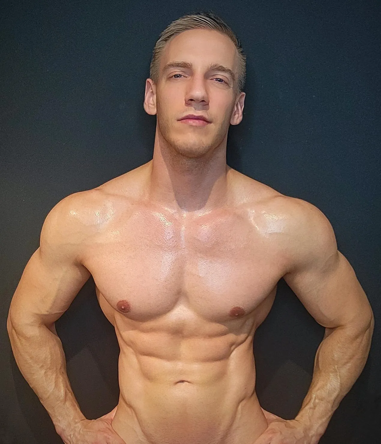 Would you worship Daddy's muscles 💪🏼😏..?