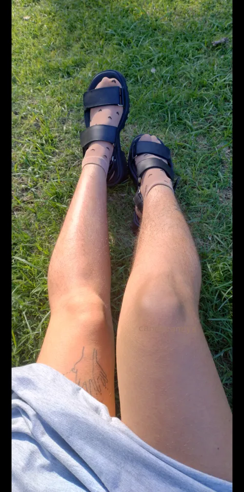 You wouldn’t resist kissing these shiny legs