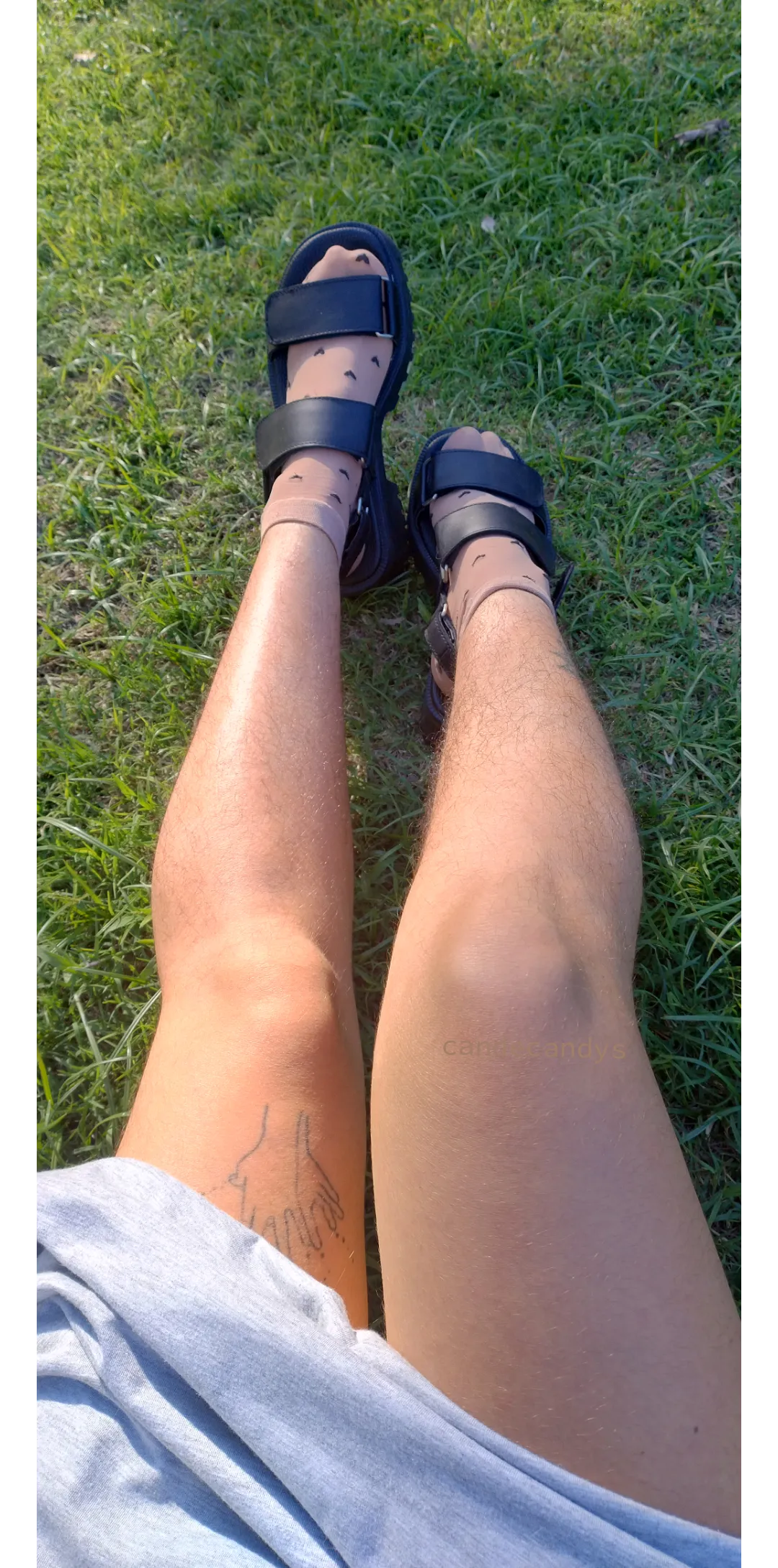 You wouldn’t resist kissing these shiny legs