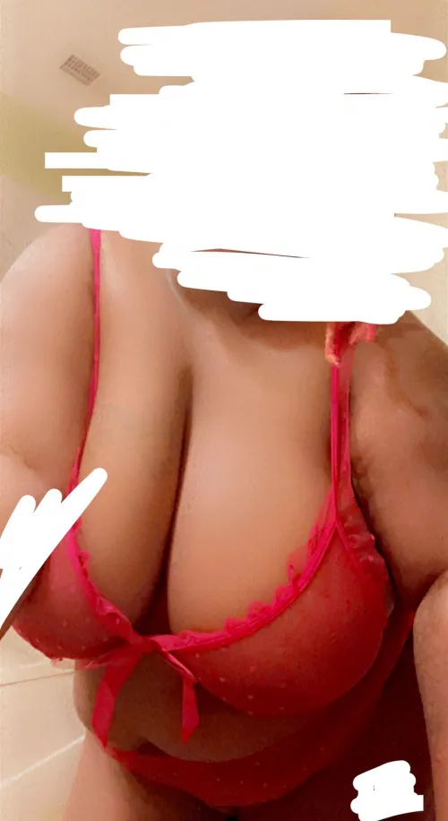 Black couple here (bbw) f30 m35 looking for a couple to fuck my wife with me