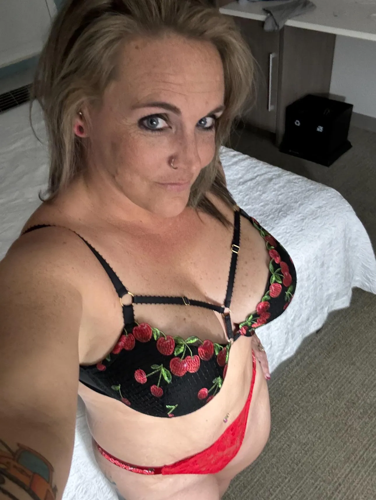 Hope you like a little distraction 😈🍒😍🔥