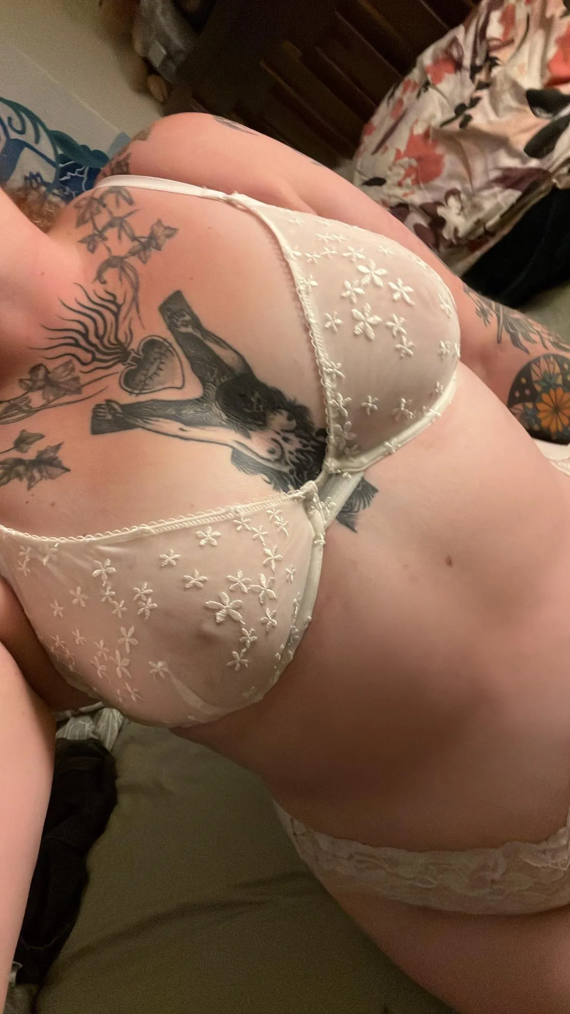 Who wants to come over, listen to shoegaze and help me count all my tattoos? 🥰