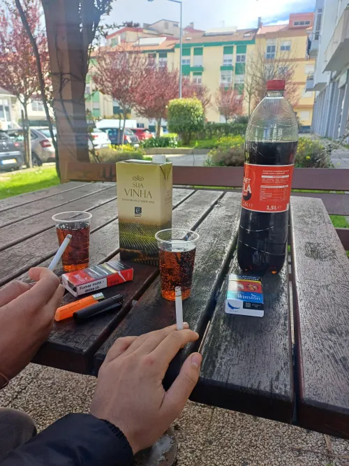 Some wine and cola with a good fried of mine. Smoking some menthol Winston's and winston 100's