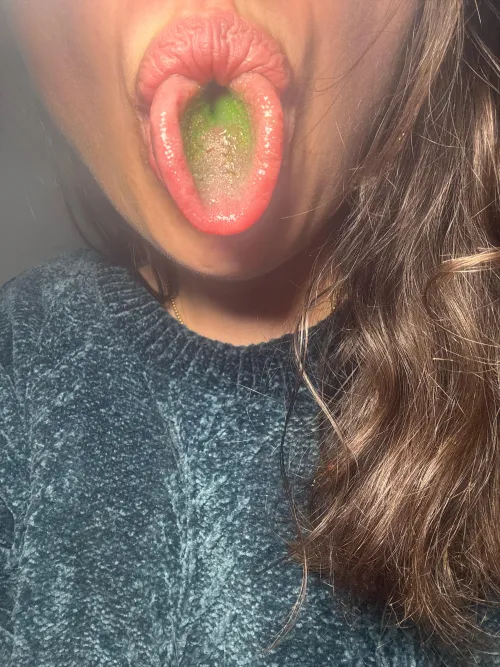 Green tongue 👅😛