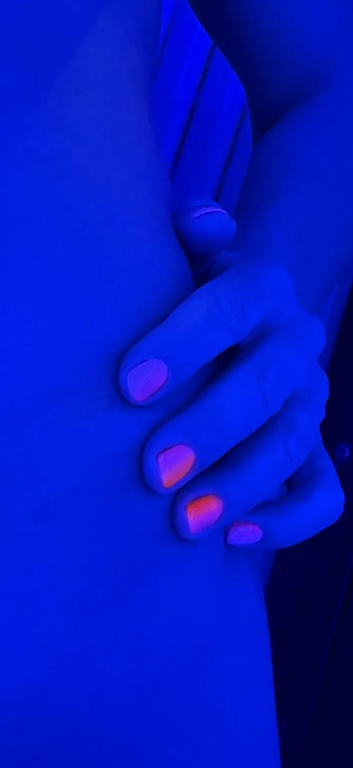 How do you like my nails? Fresh manicure for my vacation. I love how they glow.