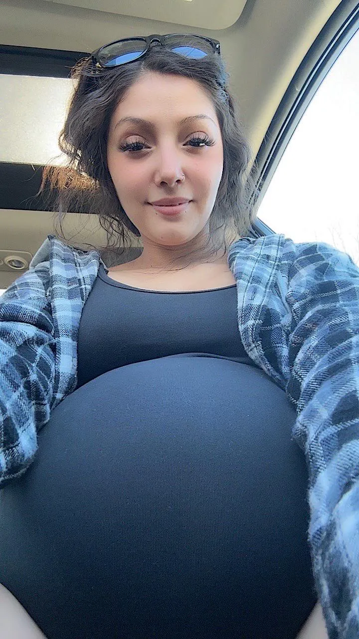 Rate my 32 week pregnant belly…want to know if it’s hot on me!