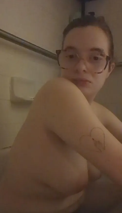 Chilling in the tub 😌