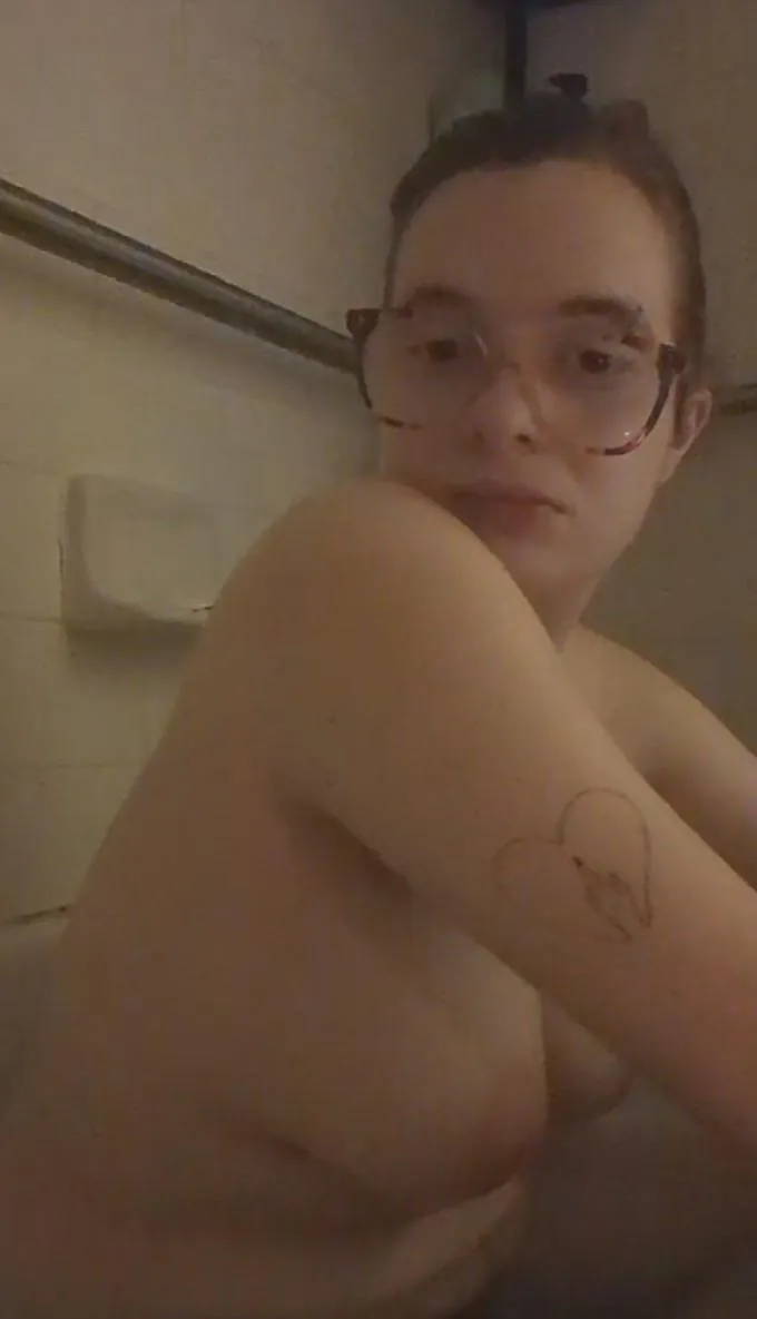 Chilling in the tub 😌