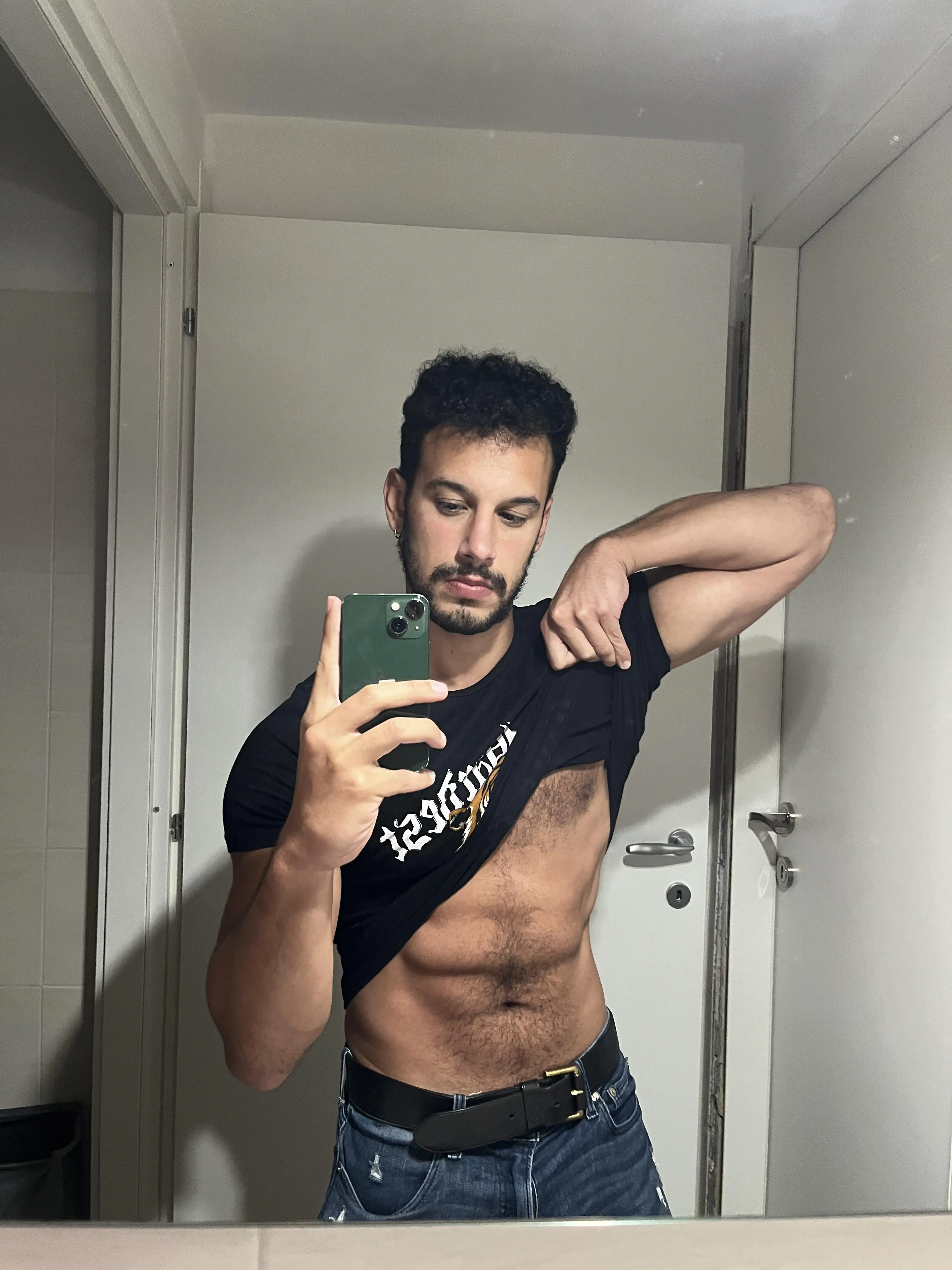 Do you like hairy body?