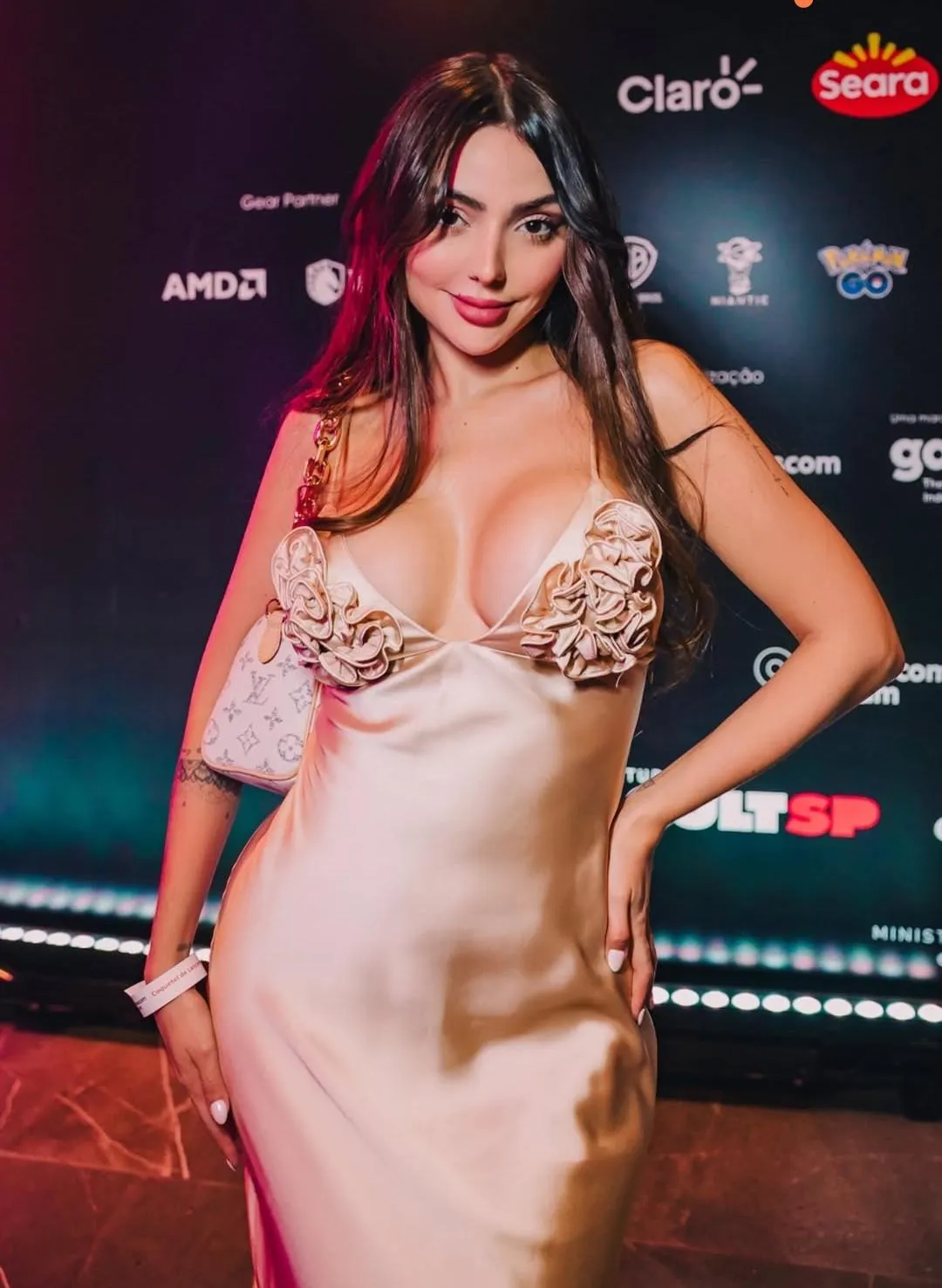 Ela brinca de ser gostosa 😋