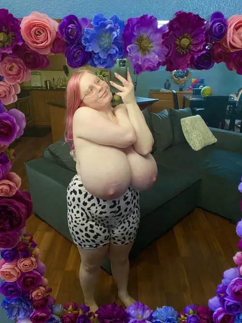 Just one tit itself is bigger than her head 🤯🥵