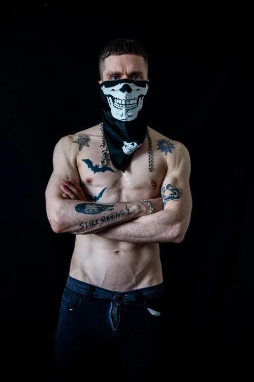 Who wants to touch my veiny V? 😈