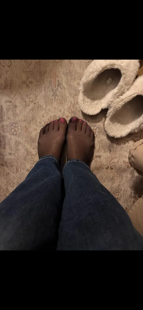 Would you suck on my toes if I told you it turns my latina 🐱 into a waterfall?