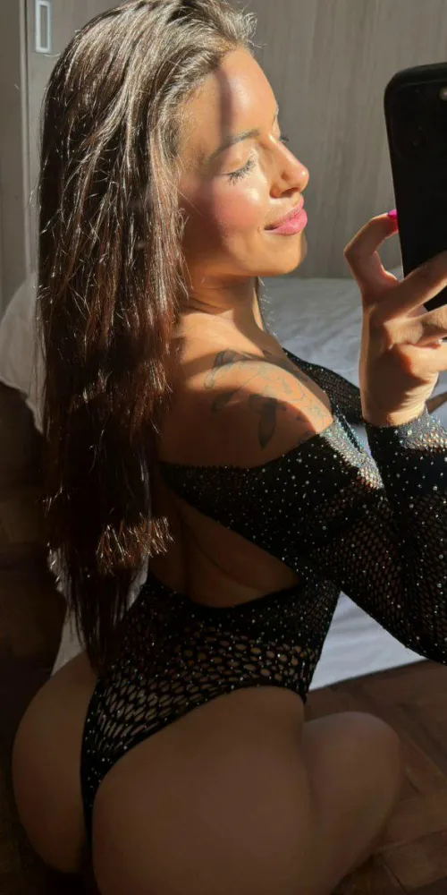 I promise I can be a very good girl... or a very bad one.