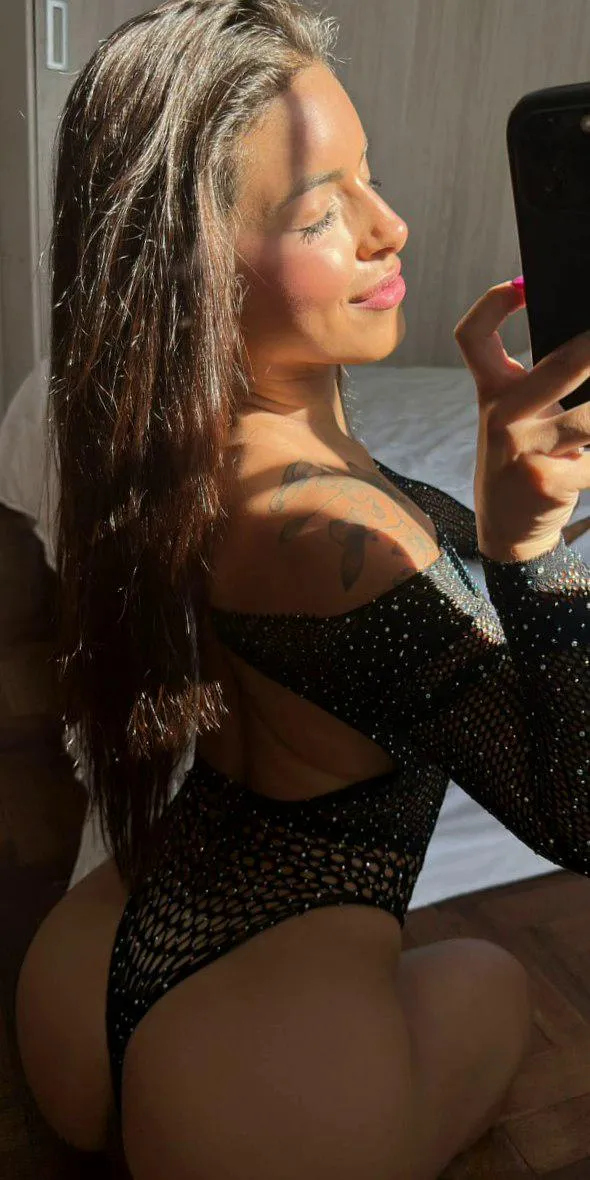 I promise I can be a very good girl... or a very bad one.