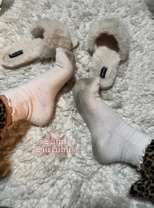 Just the sight of my filthy white socks make you weak don’t they ? Selling 🤍
