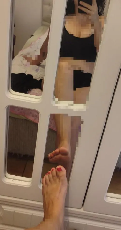 kiss my toes and soles then tell me how they smell🤭