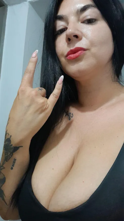 Looking for cucks to serve me😈 dont need your small shrimp. Who's in ? 🐱