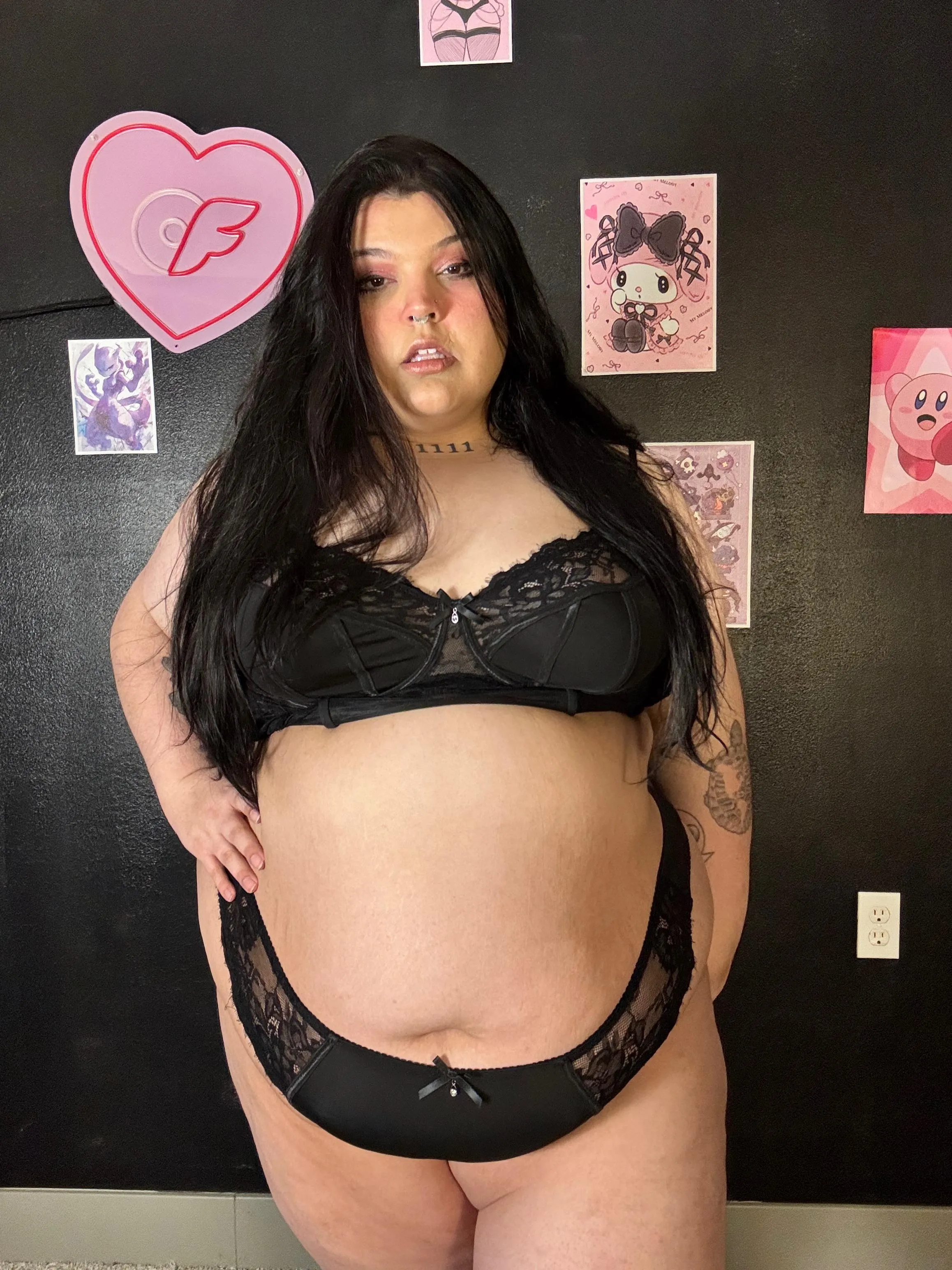 The little diamond that hangs in the center of the bra and panties is my favorite thing about this set 💕