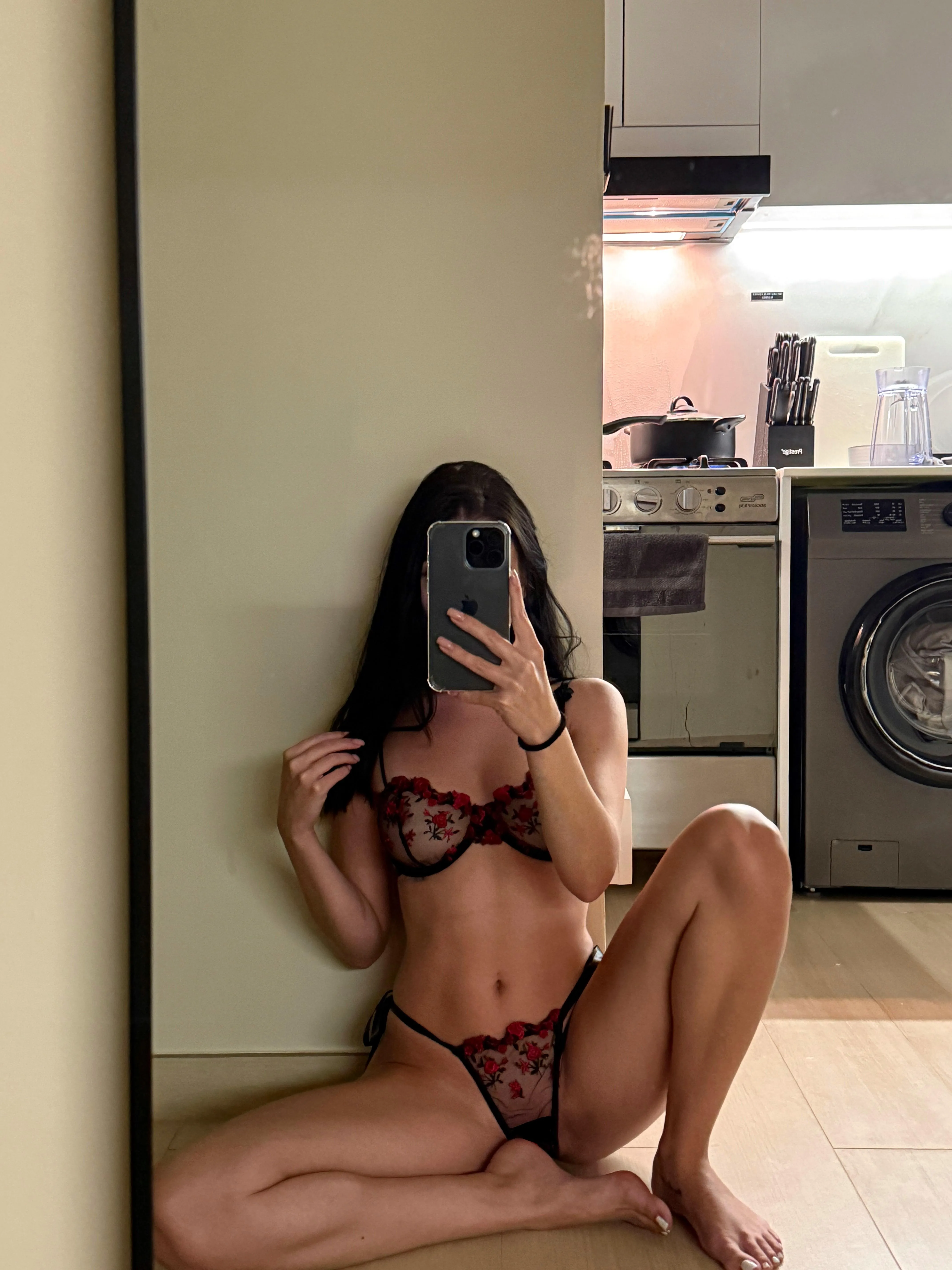 Würdest du mich auch auf dem Küchenboden ficken? 🥵💦