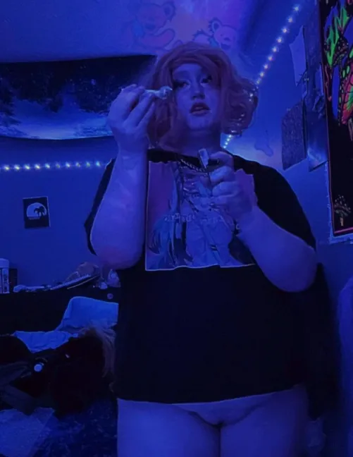 22 yr old nonbinary smokes meth?? Any other enbys here?