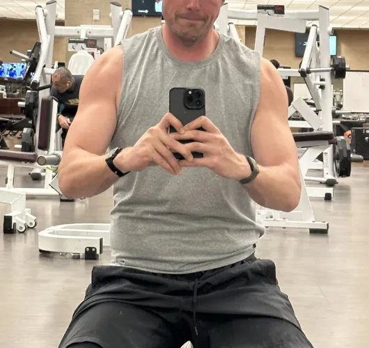 6’6” 35M4F Sensual Pleasure Dom Looking for My Petite Sub