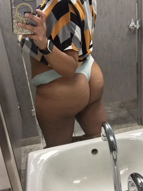 Happy Hump Day! Cum have fun and let me help you get over the hump! 😈