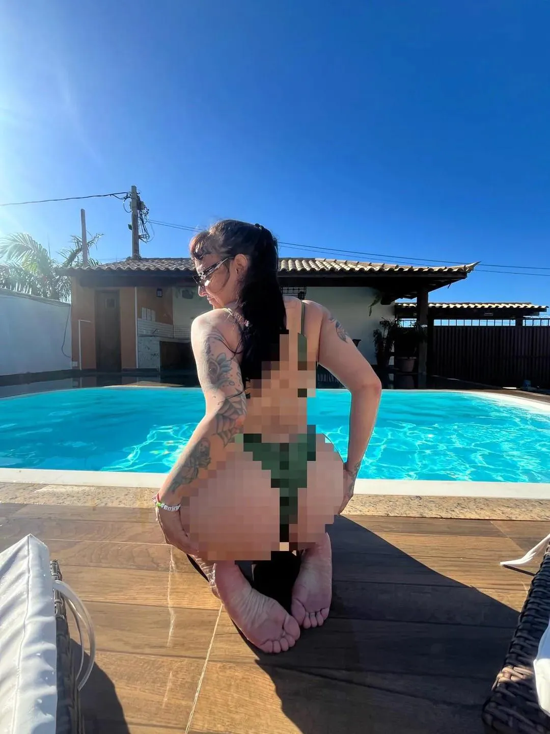 Stop scrolling and relapse gooning to my censored body and my feet soles like a good beta simp. You’re going deeper with me 😈