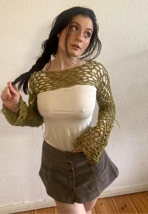 Tight top and no bra >