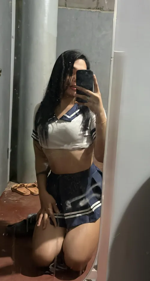 what will you choose? clean the mirror, or undress me? 🤤🙈