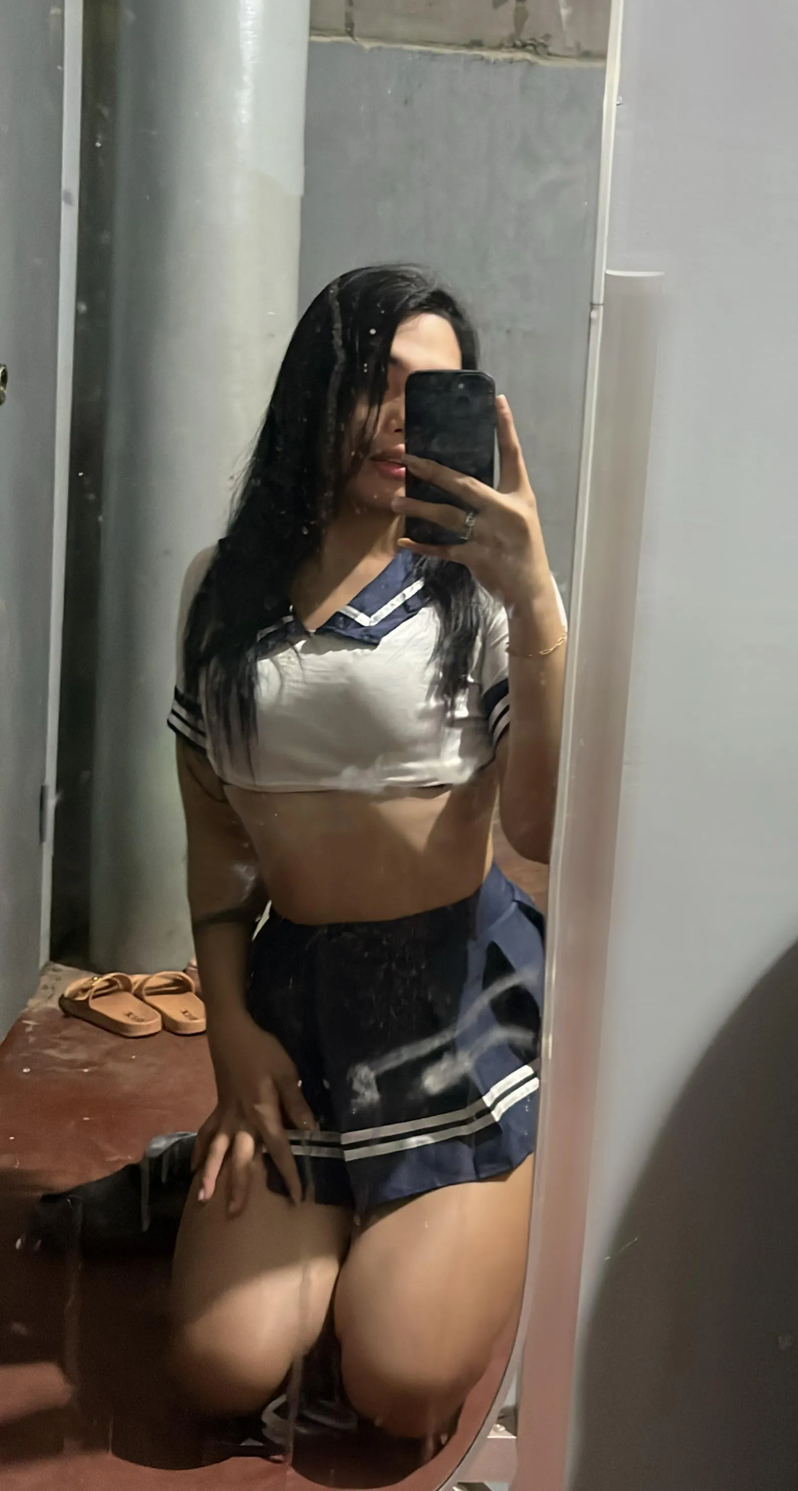 what will you choose? clean the mirror, or undress me? 🤤🙈