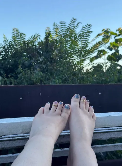 Feet that speak without saying anything