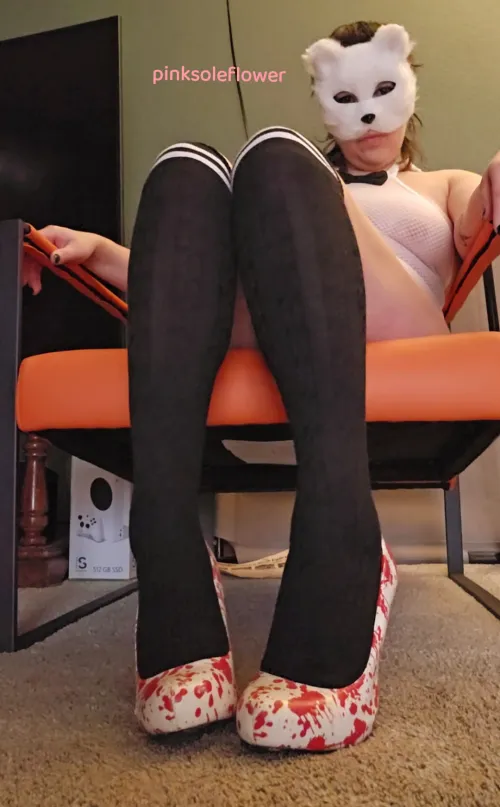 I love making a sub slowly remove my knee highs 🫦