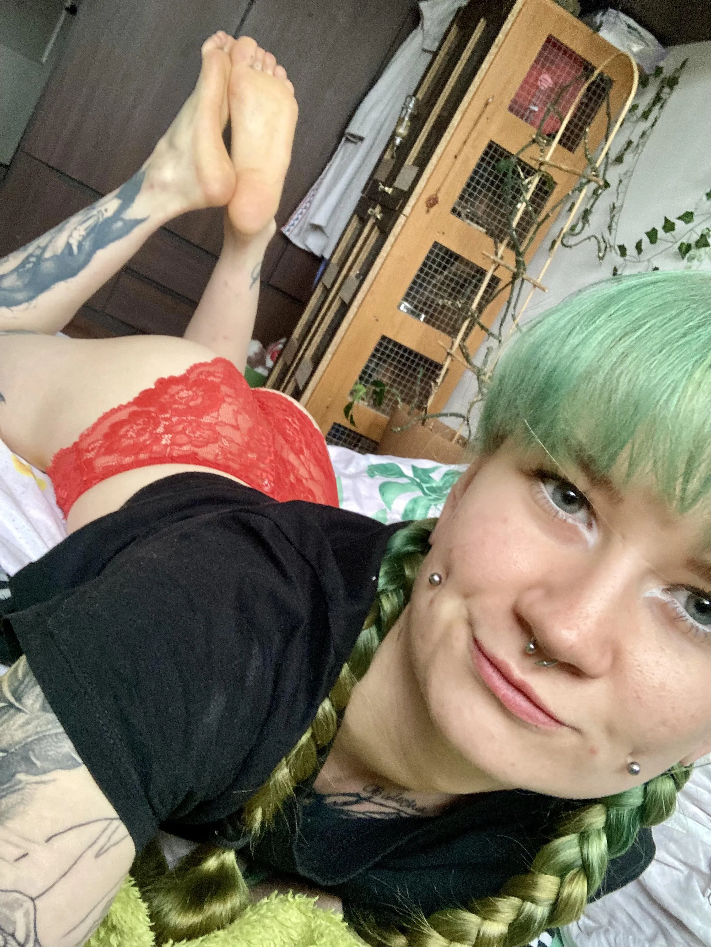 Ich brauche Hilfe beim Ausziehen meines roten Höschens 🥵