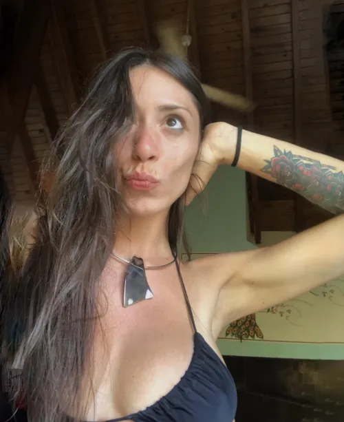 Just saying hello, go to my page if you wanna know me. angiom