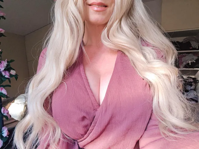 My afternoon tea cleavage 🫖