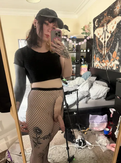 Need someone to get on their knees :3