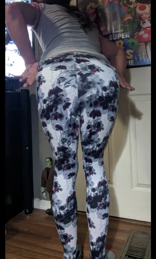 Showing my🍑 in yoga pants. Do you want to take them off for me?